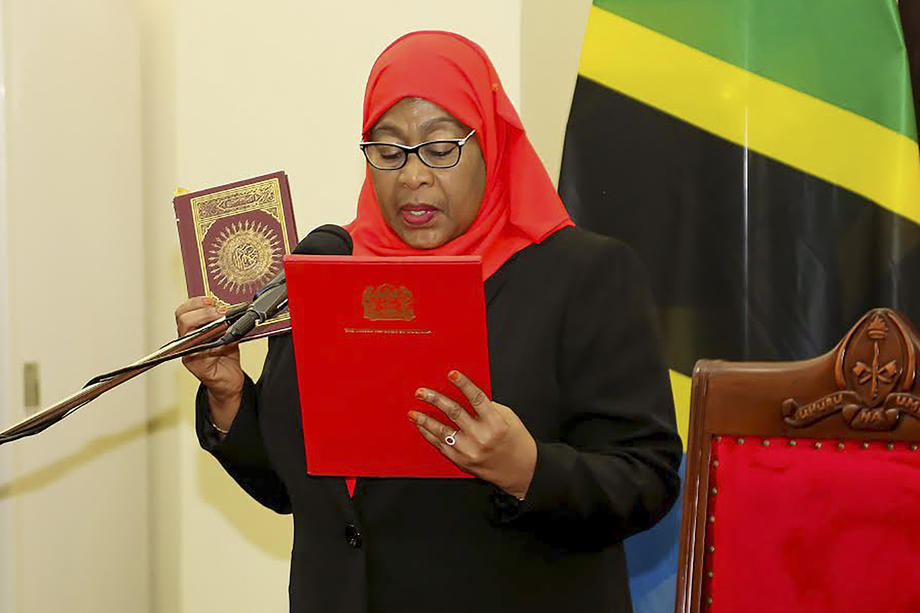 Samia Hassan prête serment en tant que présidente de la Tanzanie après le décès de Magufuli