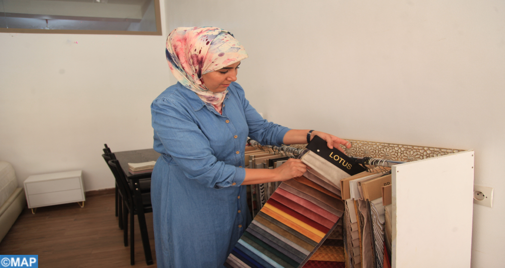 Marrakech : Grâce à l’INDH, Aicha Senhaji crée son atelier de tapisserie moderne et traditionnelle