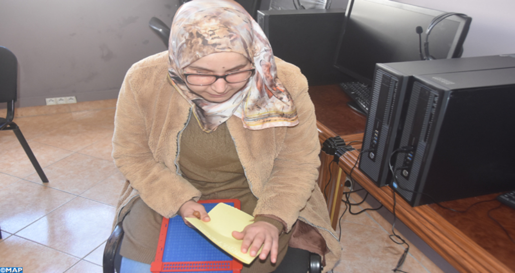 Noussaira Belarbi, une non-voyante qui enseigne le Braille avec dévouement et altruisme
