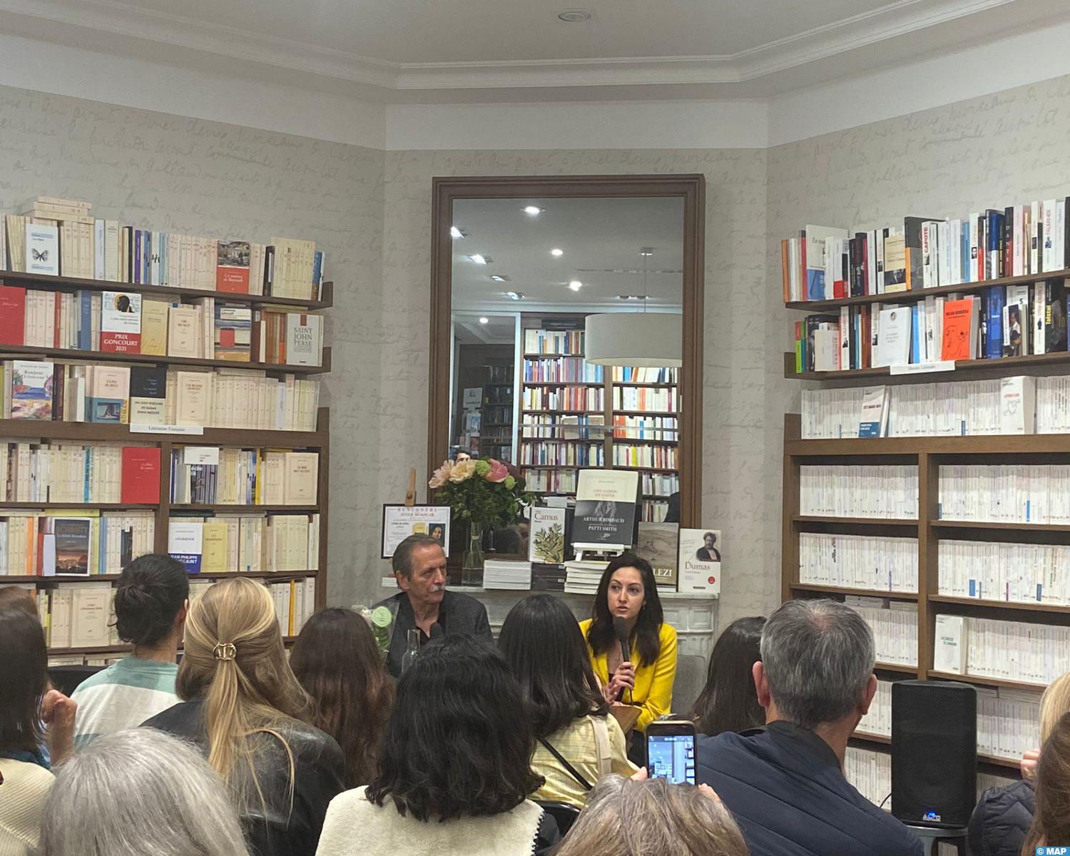 La Marocaine Zineb Mekouar présente à Paris son nouveau roman “Souviens-toi des abeilles”